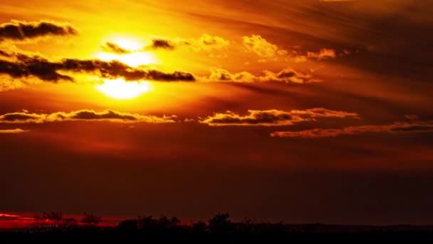 Puesta Sol Naranja Brillante Detrás Las Nubes Que Parten Sol — Vídeos de Stock