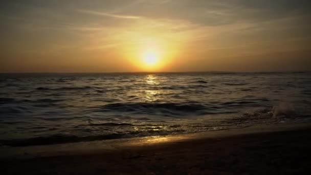 Horyzont Zachodu Słońca Nad Morzem Pobliżu Wody Widok Piękny Wieczorny — Wideo stockowe