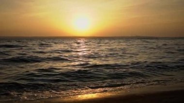 Deniz üzerinde gün batımı ufku. Suyun yanında. Gökyüzünde güzel bir akşam gün batımı manzarası. Güneşin yolu deniz yüzeyine yansır. Doğa. Nehir üzerinde güzel bulutlar.