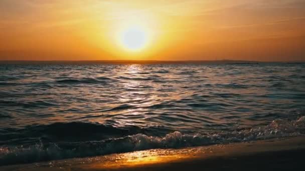 海の近くの太陽の地平線 海の上空に美しい夕日を眺めることができます 太陽の道は海の表面に反映されている 自然に 川の上の美しい雲の景色 — ストック動画