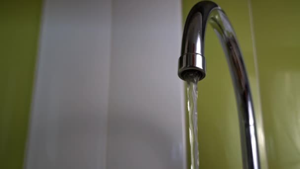 Nahaufnahme Von Wasser Das Aus Einem Wasserhahn Der Küche Fließt — Stockvideo