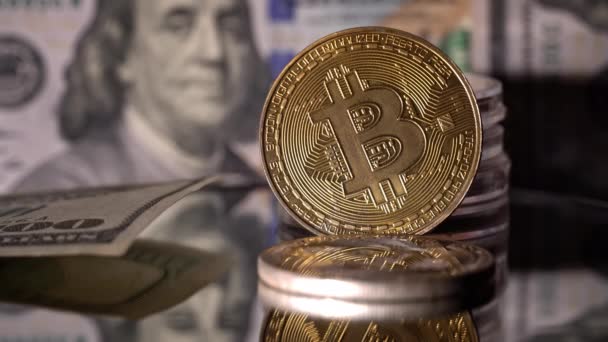 Close Dari Manusia Menghitung Keluar Dolar Untuk Bitcoin Bitcoin Koin — Stok Video