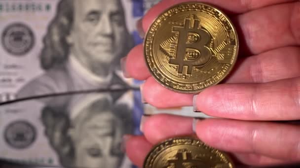 Bitcoin Fondo Dólares Bitcoin Oro Digital Junto Las Manos Comerciante — Vídeos de Stock