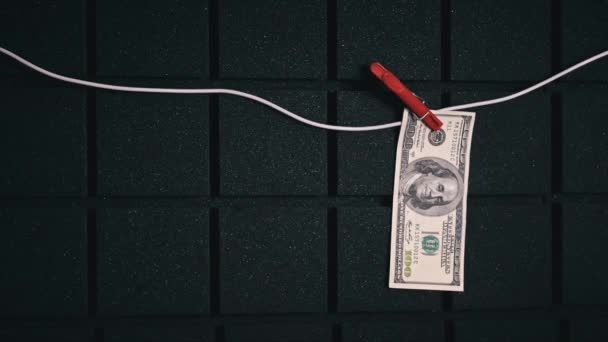 Бизнесмен Вешает Доллары Веревку Используя Прищепки Коррупция Отмывание Денег Долларовые — стоковое видео