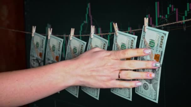 Δολάρια Κρέμονται Ένα Clothespin Φόντο Γράφημα Cryptocurrency Στοιχεία Χρηματιστηρίου Και — Αρχείο Βίντεο