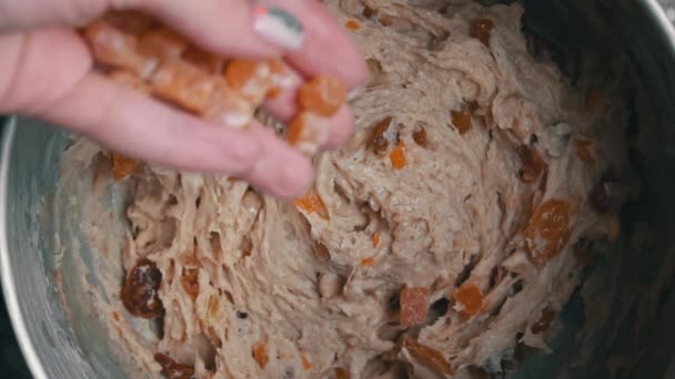Dłonie Kobiet Ugniatać Ciasto Kandyzowanych Owoców Dla Stollen Powolnym Surowe — Wideo stockowe