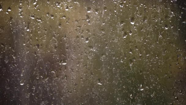 หยดน าฝนไหลลงกระจกก นหล งของรถยนต เคล อนท อากาศฝนตก าธารของน าไหลลงหน างลงบนกระจกหมอก — วีดีโอสต็อก