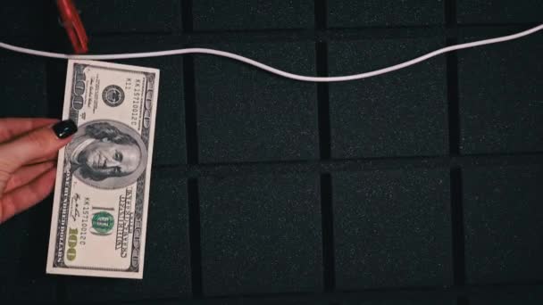 Empresário Pendura Dólares Uma Corda Usando Alfinetes Corrupção Lavagem Dinheiro — Vídeo de Stock