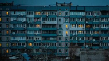 Çok katlı bir binanın penceresinde gece sürati atlaması. Büyük bir şehirde hayat. Işık Serenadı. Geceleri yanıp sönen apartman pencerelerinin hızlandırılmış görüntüleri..