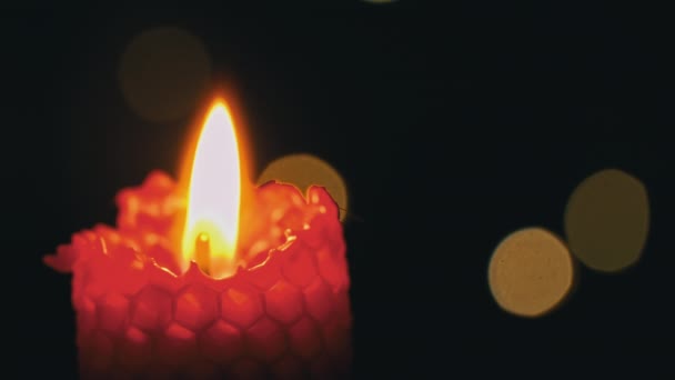 Воскова Свічка Горить Чорному Тлі Свічка Запалює Жовті Вогні Великий — стокове відео