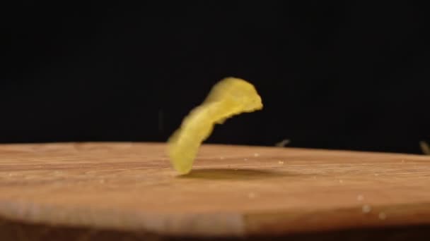 Craft Potatischips Faller Slow Motion Träplatta Skräpmat Potatismat För Ohälsosam — Stockvideo