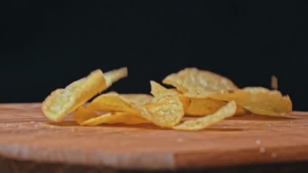 Rzemiosło Chipsy Ziemniaczane Spadają Zwolnionym Tempie Drewnianej Płycie Śmieciowe Jedzenie — Wideo stockowe