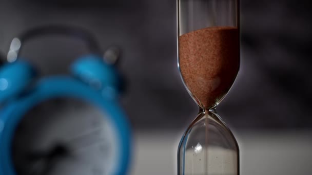Hourglass Close Menuangkan Terhadap Latar Belakang Biasa Jam Mekanis Pasir — Stok Video