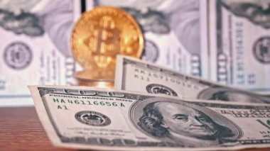 Bitcoin 'ler için dolar sayan adama yakın çekim. Bitcoin madeni para, uzman tüccarların elinde dijital altın dolar olarak karlı banknotları sayıyor. Kripto para birimi