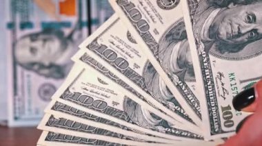 Bitcoin 'ler için dolar sayan adama yakın çekim. Bitcoin madeni para, uzman tüccarların elinde dijital altın dolar olarak karlı banknotları sayıyor. Kripto para birimi