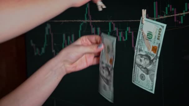Dólares Pendurar Clothespin Contra Fundo Gráfico Criptomoeda Mercado Ações Dados — Vídeo de Stock