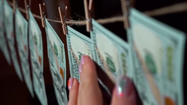 Dolar Kripto Para Birimi Grafiğinin Arka Planında Bir Mandalda Asılı — Stok video