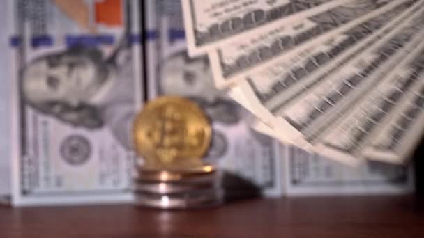 Gros Plan Homme Comptant Les Dollars Pour Bitcoins Bitcoin Pièce — Video