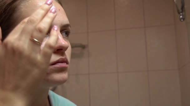 Dívka Dělá Kosmetické Procedury Obličeji Zblízka Portrét Mladé Dívky Která — Stock video