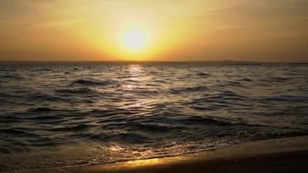Ηλιοβασίλεμα Πάνω Από Θάλασσα Κοντά Στο Νερό Άποψη Του Όμορφου — Αρχείο Βίντεο