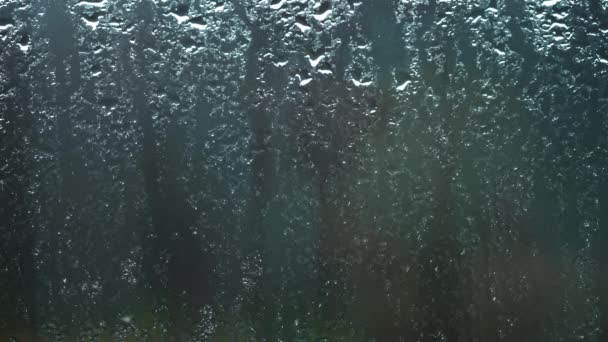 多云的天气 雨滴从窗玻璃上流下来 浓雾从雾蒙蒙的窗户流下 忧郁的心情 湿冷季节 — 图库视频影像