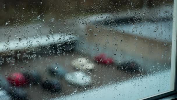 雨は曇った天候で窓ガラスを流します 雨の天気について コンデンサは霧の窓から流れ出る 落ち込んでいる気分 湿った寒い季節 — ストック動画