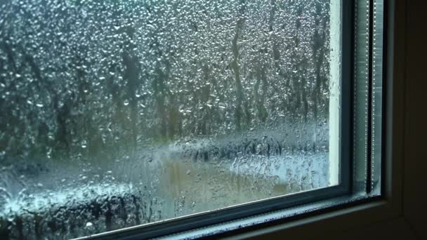 Esőcseppek Folynak Ablaküvegen Felhős Időben Esős Idő Kondenzáció Folyik Ködös — Stock videók