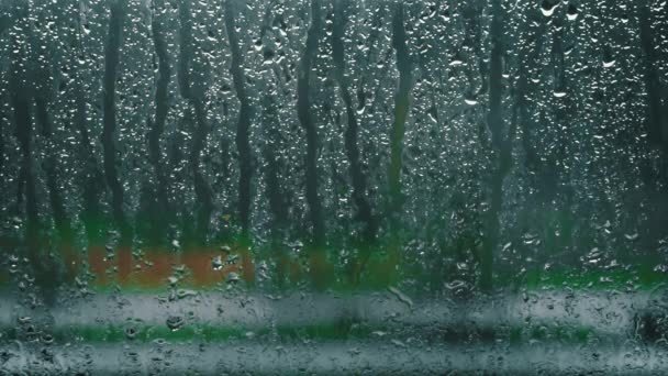 Les Gouttes Pluie Coulent Dans Verre Fenêtre Par Temps Nuageux — Video