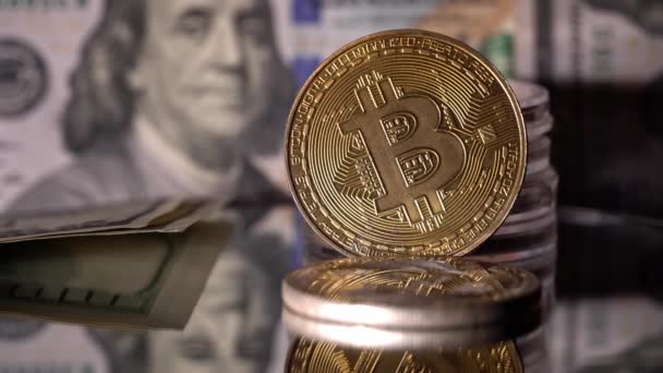 Close Homem Contando Dólares Para Bitcoins Bitcoin Moeda Ouro Digital — Vídeo de Stock