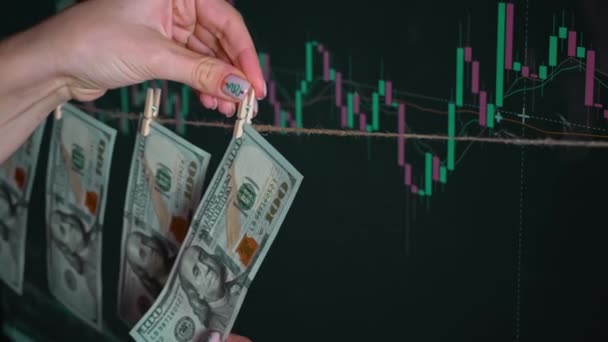 在加密货币图表的背景下 美元挂在衣夹上 股票市场和交易所的价格数据在市场墙上 随着时间的推移 金融指数上下波动 — 图库视频影像
