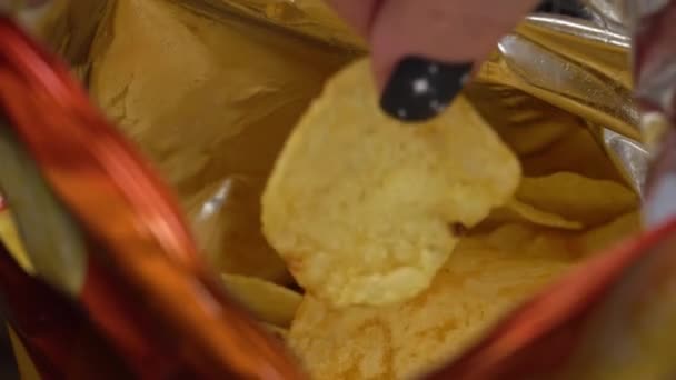Man Neemt Knapperige Chips Van Een Pakje Met Zijn Handen — Stockvideo
