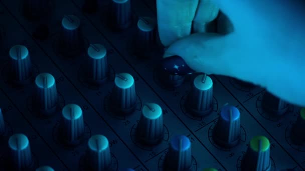 Mani Che Lavora Con Mixer Vicino Miscelatore Audio Professionale Con — Video Stock