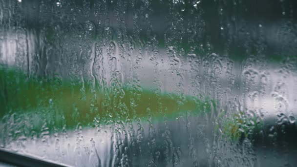 Bulutlu Havada Pencere Camından Yağmur Damlaları Akar Yağmurlu Bir Hava — Stok video