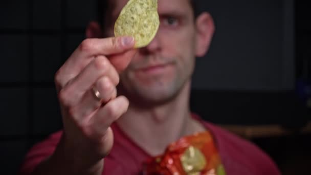 Omul Mănâncă Chips Uri Crocante Cartofi Gustare Cartofi Pentru Mâncare — Videoclip de stoc