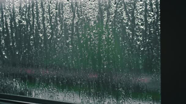 Bei Trübem Wetter Fließen Regentropfen Durch Die Fensterscheibe Regenwetter Kondenswasser — Stockvideo