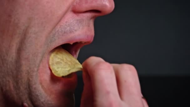 Man Die Knapperige Chips Van Dichtbij Eet Aardappelsnack Voor Ongezond — Stockvideo