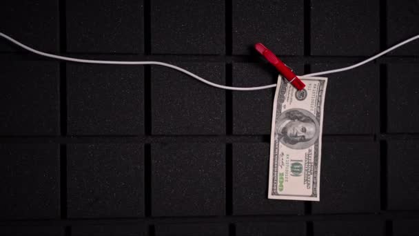 Бізнесмен Висить Долари Мотузці Використовуючи Прищіпки Корупція Відмивання Грошей Доларові — стокове відео