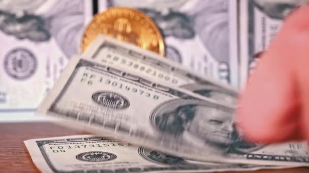 Close Homem Contando Dólares Para Bitcoins Bitcoin Moeda Ouro Digital — Vídeo de Stock