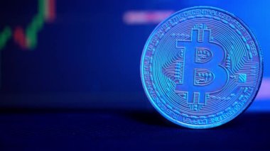 Şifreli para grafiğinin arka planına karşılık Bitcoin para. Altın sikkeler ve bitcoinler. Kripto dünyasında yatırım başarısı. Dijital kripto para birimi. Borsa ve çevrimiçi ticaret kavramı