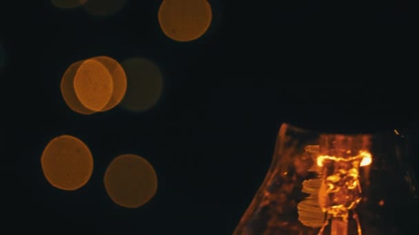 Lâmpada Vintage Brilha Contra Fundo Luzes Cintilantes Lâmpada Incandescente Pingente — Vídeo de Stock