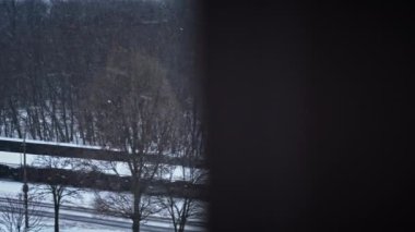 Şehir atmosferinde kar yağıyor. Kış şehrinin penceresinden bak. Kış, soğuk, soğuk hava. Karlı bir gün ve dışarısı sıfırın altında..