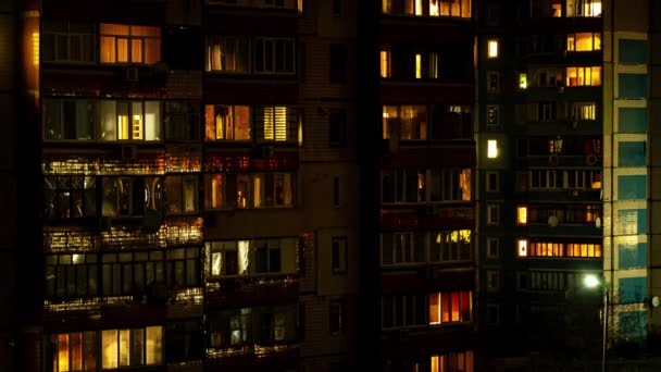 Çok Katlı Bir Binanın Penceresinde Gece Sürati Atlaması Büyük Bir — Stok video