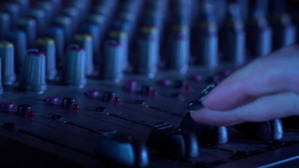 Ruce Muže Pracujícího Mixérem Zblízka Profesionální Audio Mixér Ručním Nastavením — Stock video