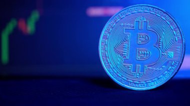 Şifreli para grafiğinin arka planına karşılık Bitcoin para. Altın sikkeler ve bitcoinler. Kripto dünyasında yatırım başarısı. Dijital kripto para birimi. Borsa ve çevrimiçi ticaret kavramı