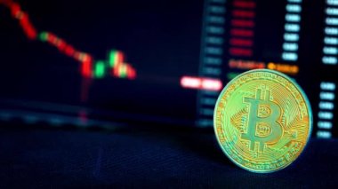 Şifreli para grafiğinin arka planına karşılık Bitcoin para. Altın sikkeler ve bitcoinler. Kripto dünyasında yatırım başarısı. Dijital kripto para birimi. Borsa ve çevrimiçi ticaret kavramı