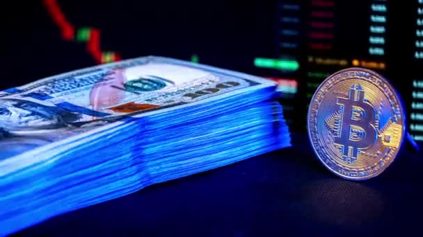 仮想通貨チャートの背景に落ちるドルのスタックの時間の経過 現金通貨 ビットコイン 100 米ドル紙幣 暗号化の世界での投資の成功 — ストック動画