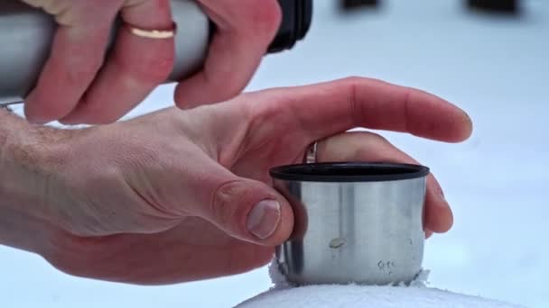 Heißer Tee Fließt Winter Aus Einer Thermoskanne Einem Verschneiten Wald — Stockvideo