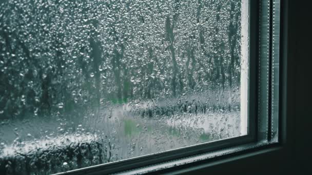ฝนไหลลงกระจกหน างในสภาพอากาศท เมฆมาก อากาศฝนตก การควบแน นไหลลงไปตามหน างหมอก อารมณ มเศร ยกและหนาว — วีดีโอสต็อก
