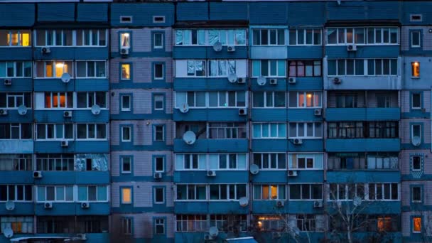 건물의 창문에서 라프스 도시에서의 세레나데 켜지고 꺼지는 주거용 아파트 창문의 — 비디오