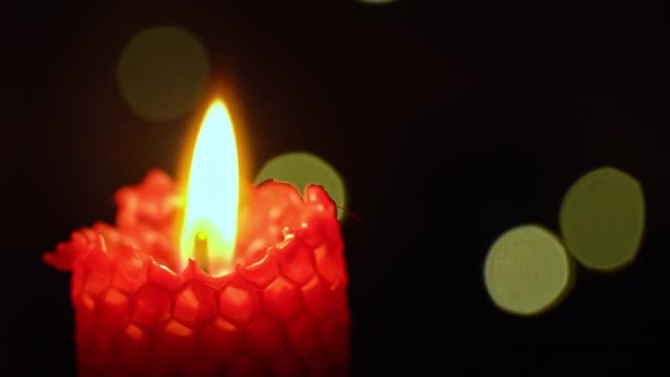 Воскова Свічка Горить Чорному Тлі Свічка Запалює Жовті Вогні Великий — стокове відео